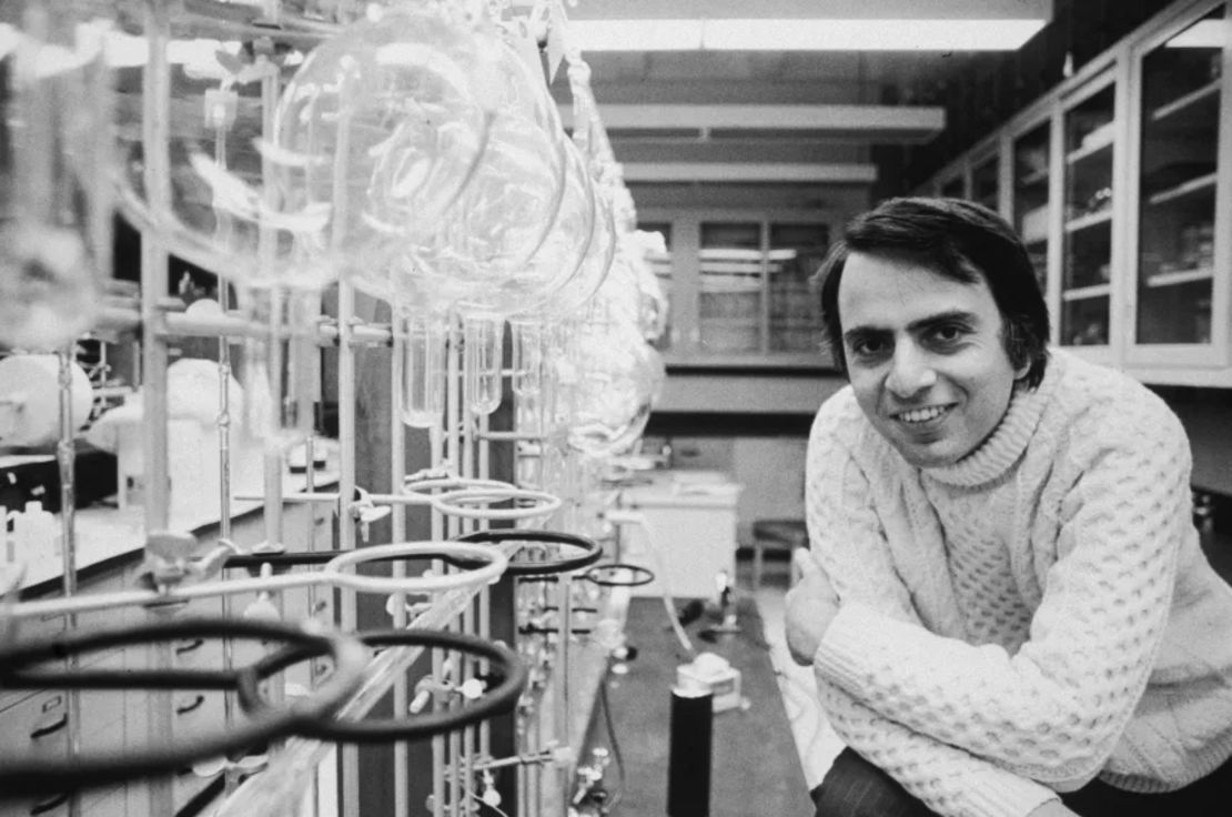 El astrónomo estadounidense Carl Sagan propuso una popular revisión de la escala de Kardashev en la década de 1970.